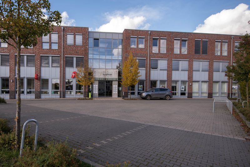 Blick auf den Parkplatz vor dem Burg-Forum